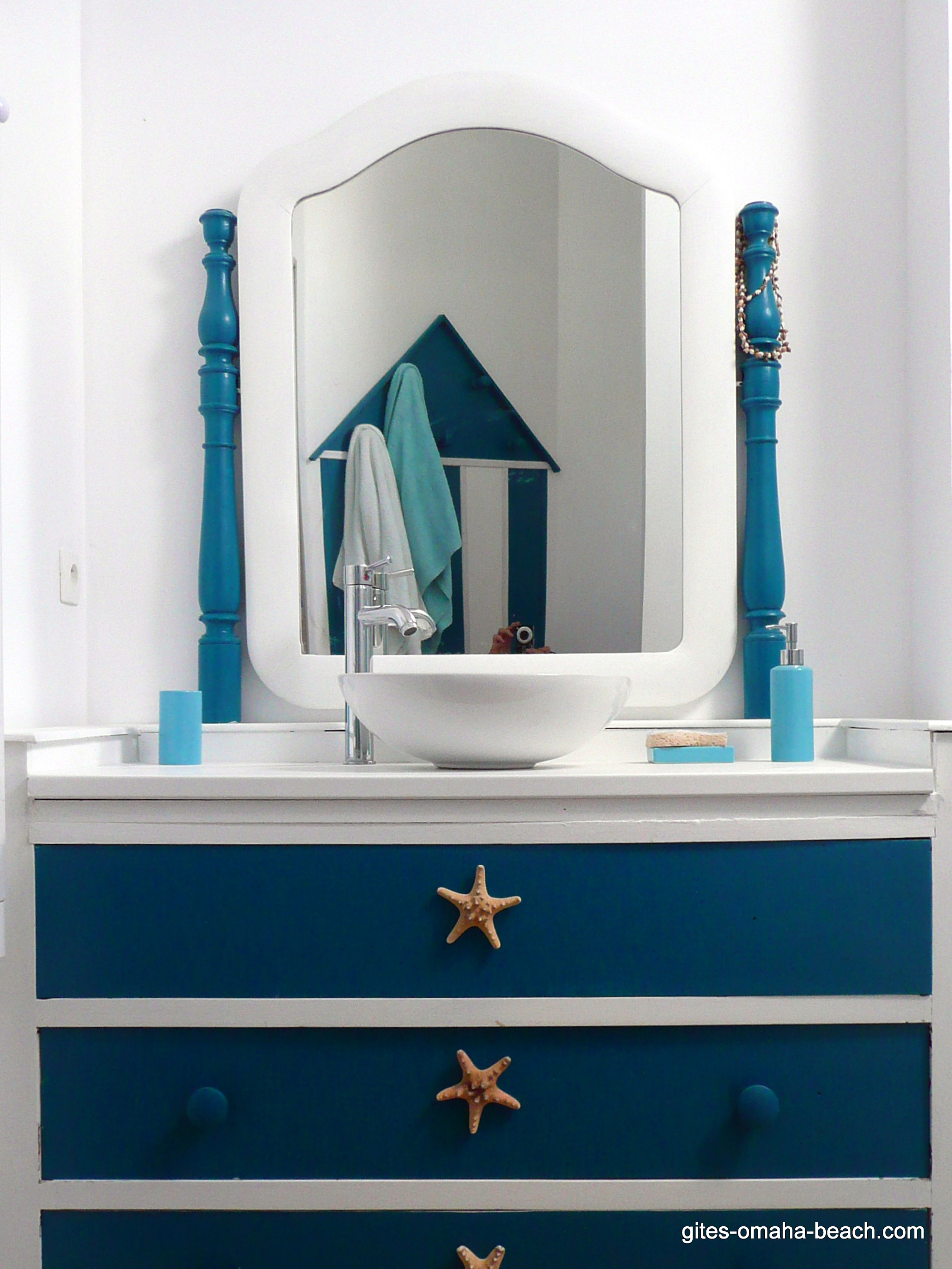 La salle d'eau de l'étage : douche, vasque, WC
