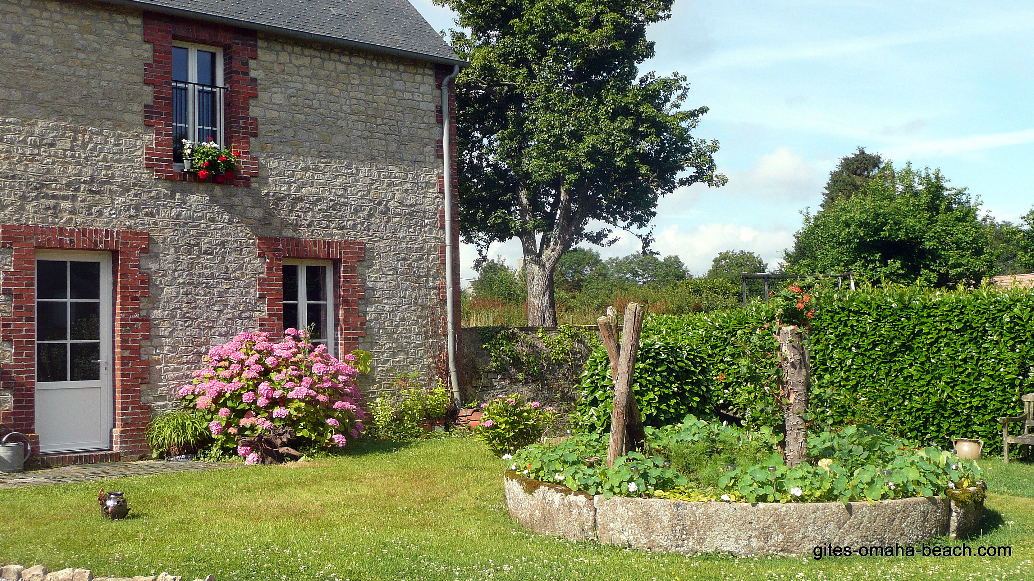 La façade du gîte, dans la cour principale