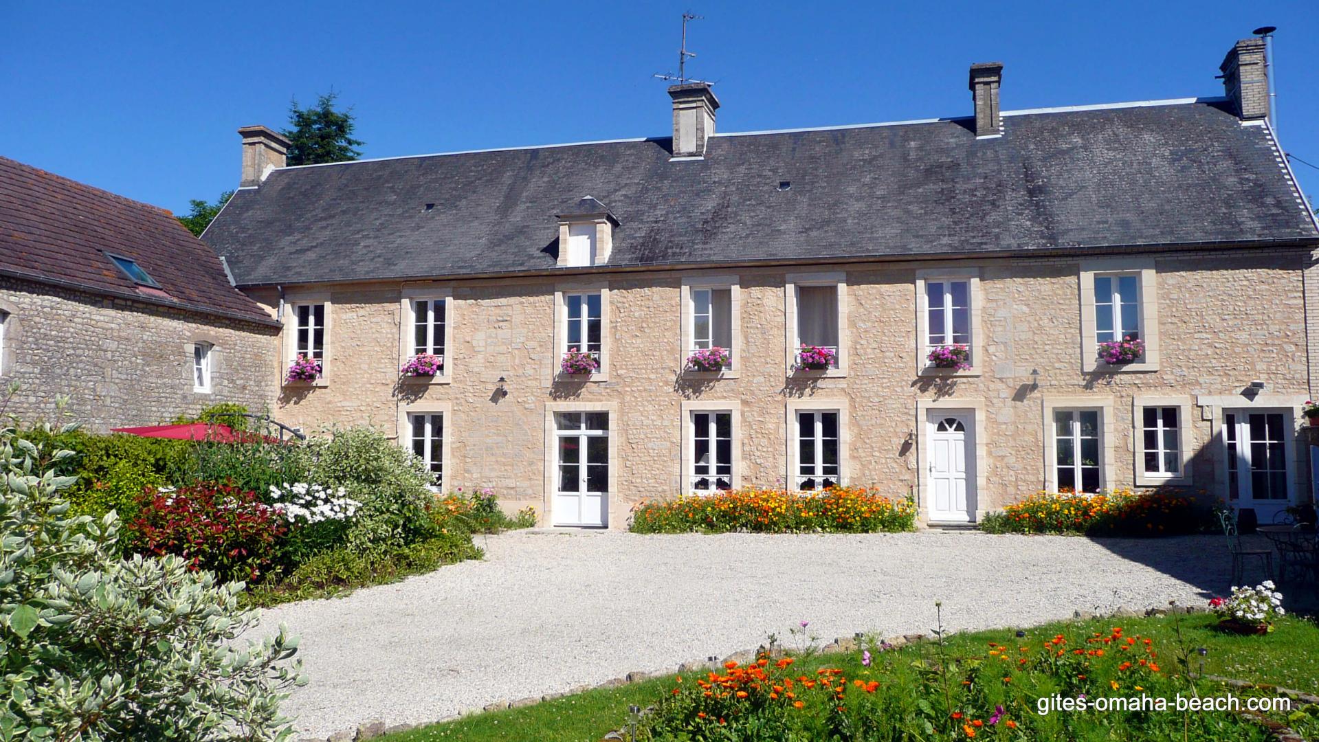 La maison d'hôtes et la cour principale