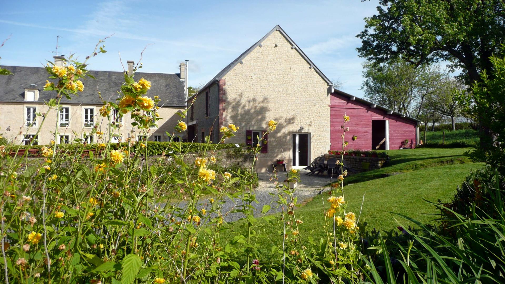 Au fond, la maison d'hôtes, à droite, le gîte